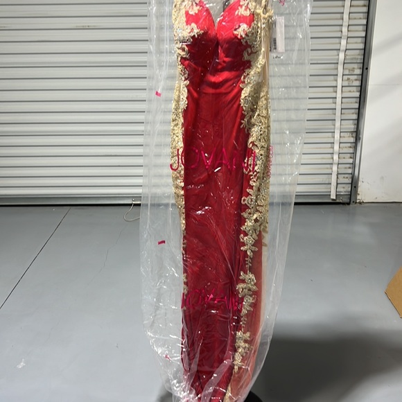 Beautiful Jovani dress. Color is Red/ Nude. Size 6. - Picture 6 of 6